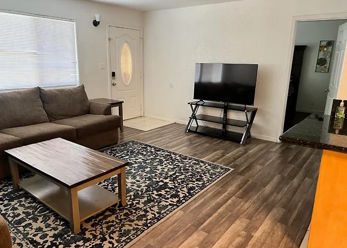 Lovely 1Bed,1Bath Condo With Free Parking